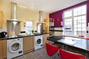 Emporium Apartments - City Centre - Ideal Contractors Accommodation opposite Victoria Centre Shopping Centre - Your own 5 Bedrooms Apartment - 3 Bathrooms and full Kitchen - Cook as you would at Home 